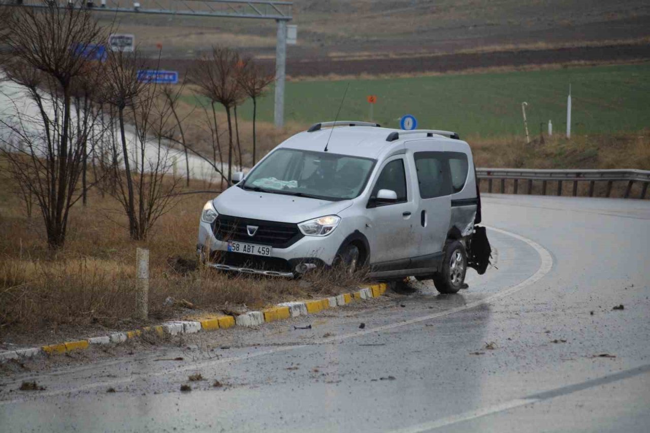 3 aracın karıştığı kazada 4 kişi yaralandı