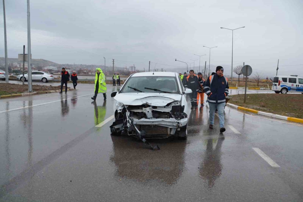 3 aracın karıştığı kazada 4 kişi yaralandı