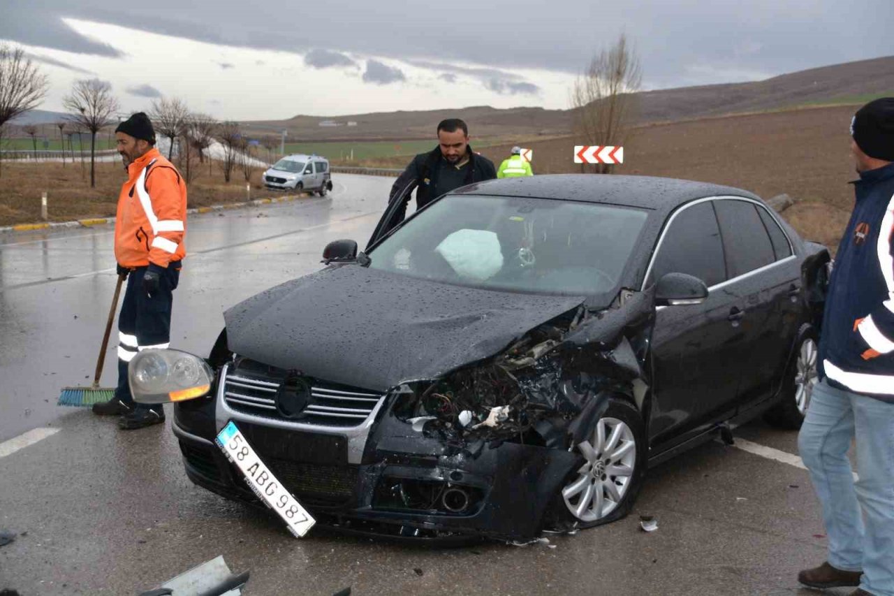 3 aracın karıştığı kazada 4 kişi yaralandı