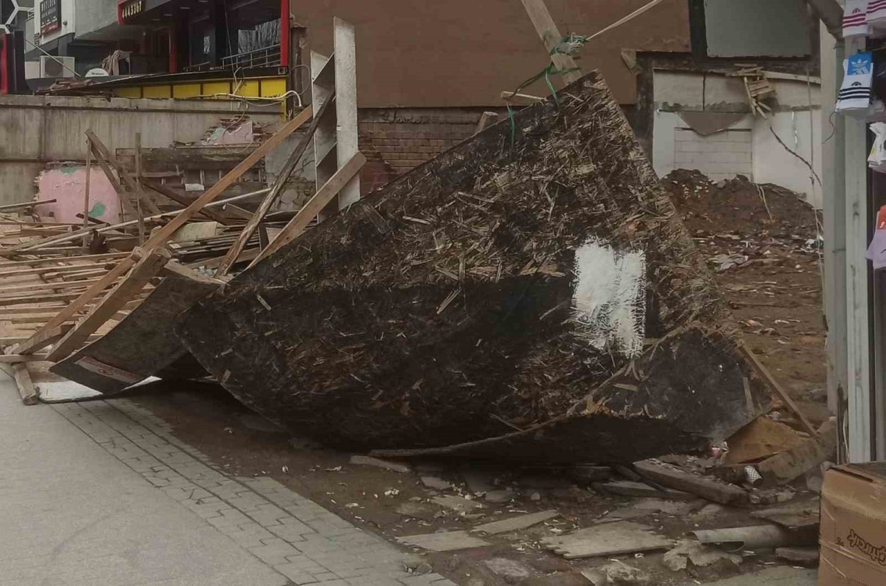 Rüzgârın etkisiyle devrilen tahta duvarlar kaldırılmayı bekliyor