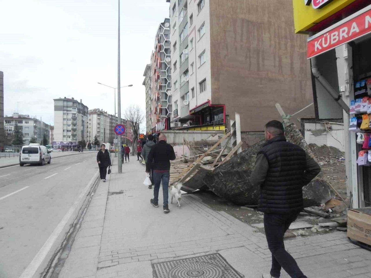 Rüzgârın etkisiyle devrilen tahta duvarlar kaldırılmayı bekliyor