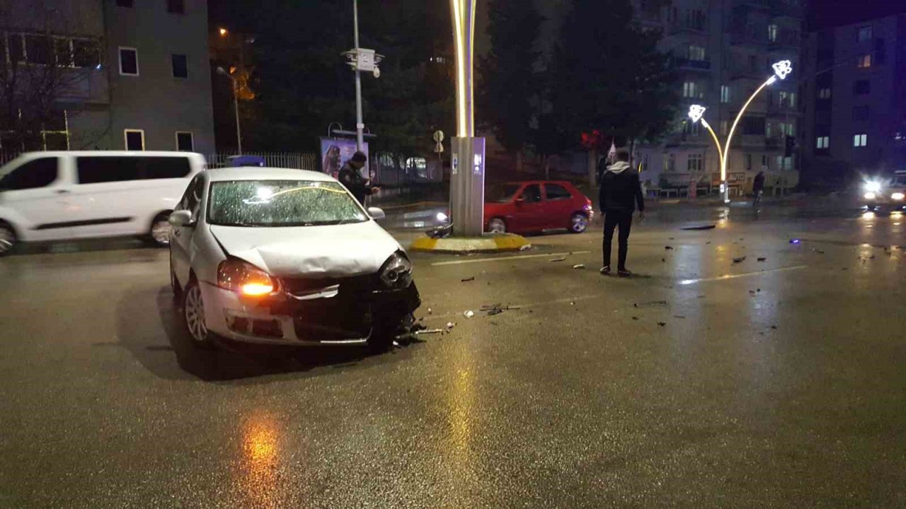 Hasta taşıyan ambulans otomobille çarpıştı