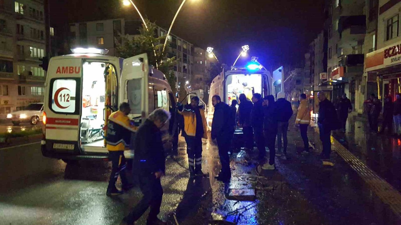 Hasta taşıyan ambulans otomobille çarpıştı