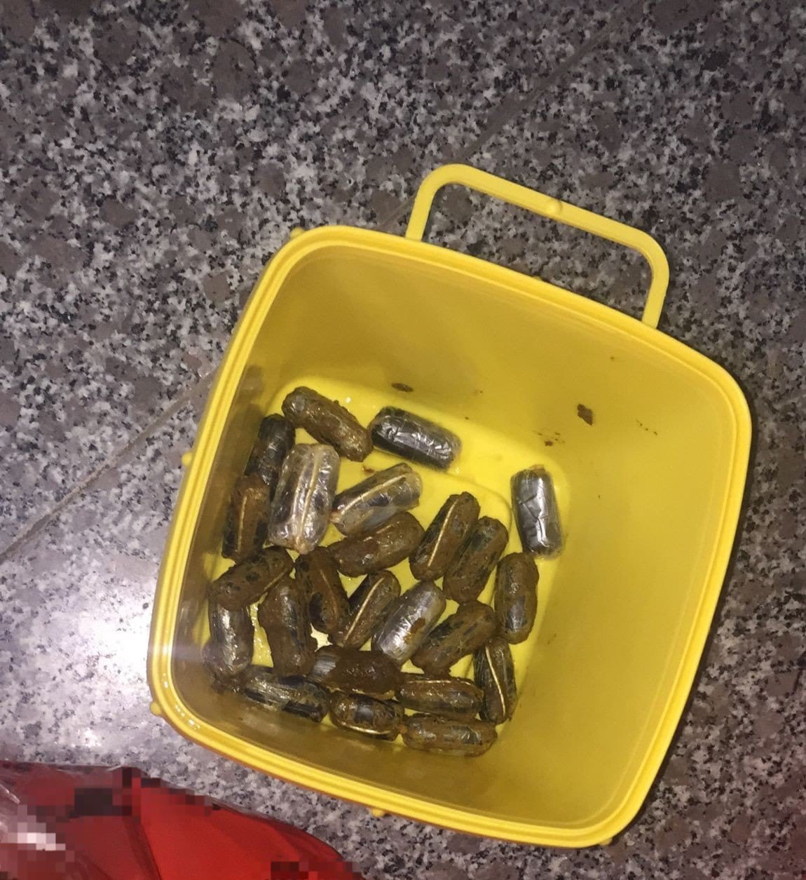 Uyuşturucu maddeyi bağırsaklarında saklamışlar