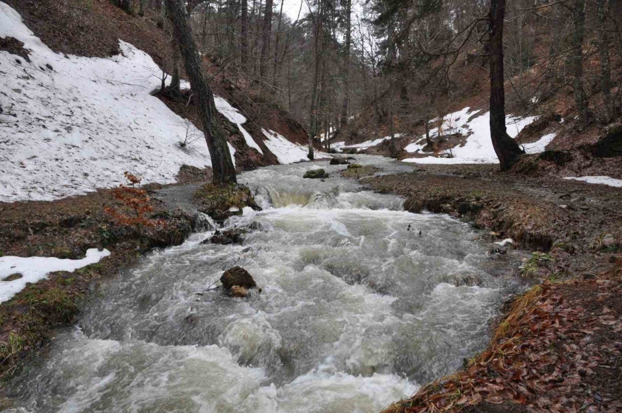 Eriyen karlar Abant Gölü ile buluştu