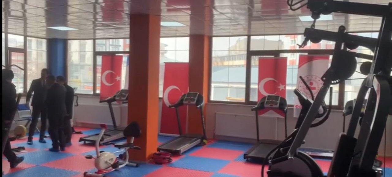 Muradiye’de spor salonu açıldı