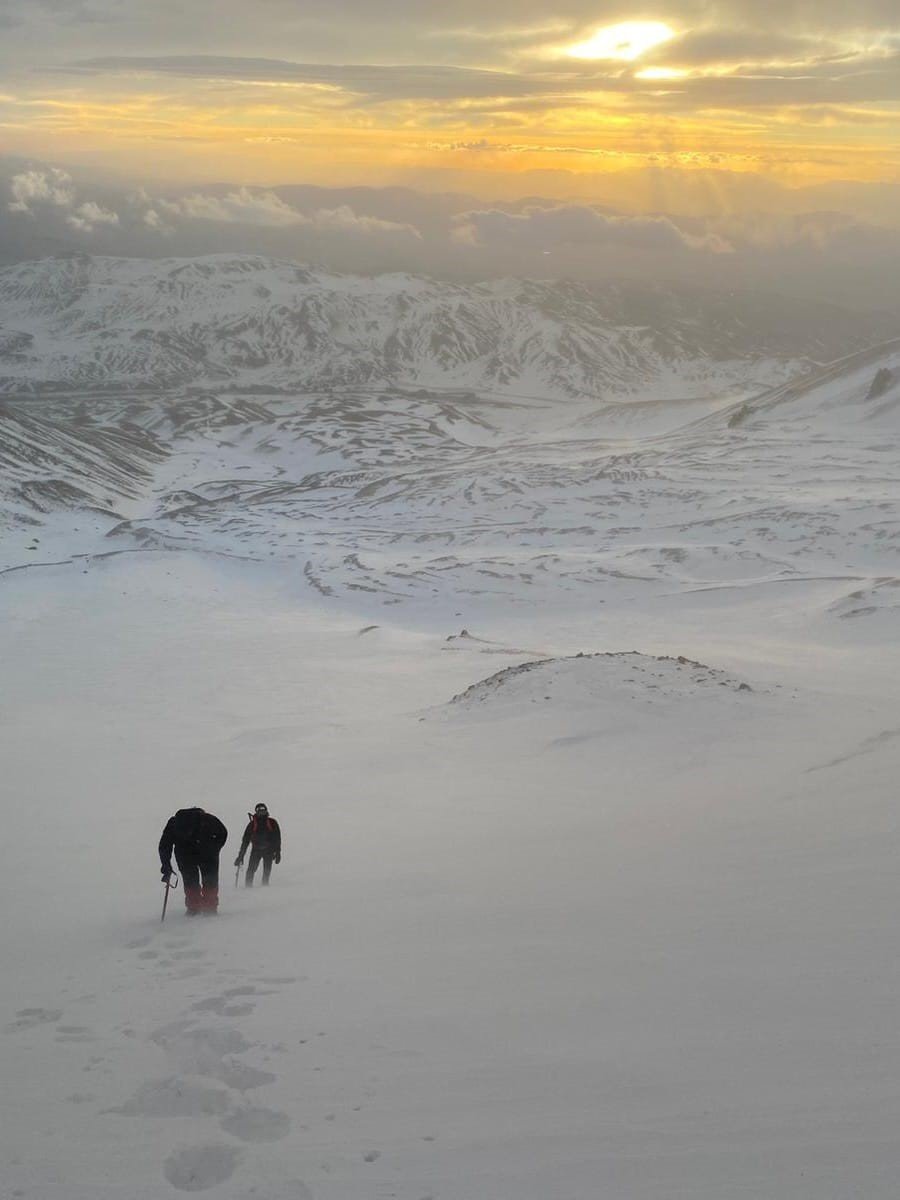 Deprem şehitlerini zirvede andılar