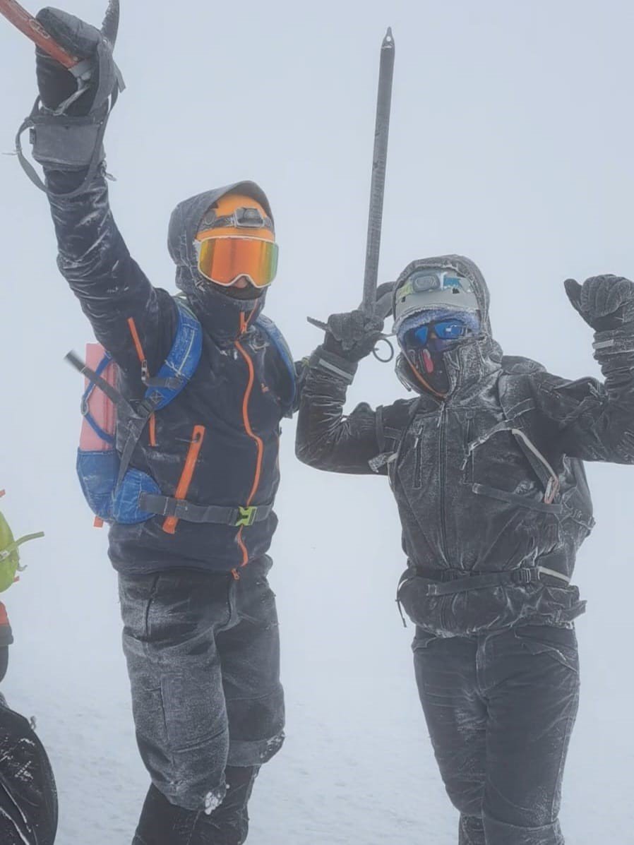 Deprem şehitlerini zirvede andılar
