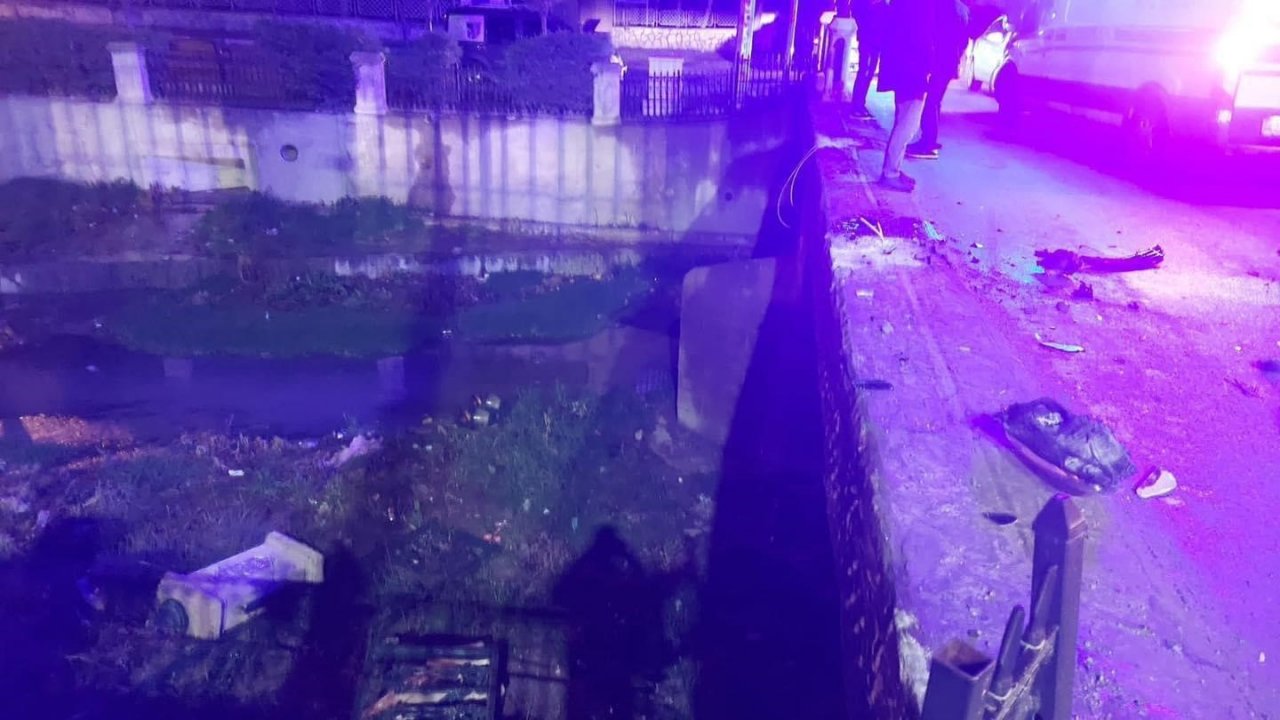 Kontrolden çıka otomobil köprü bariyerlerine çarparak durabildi