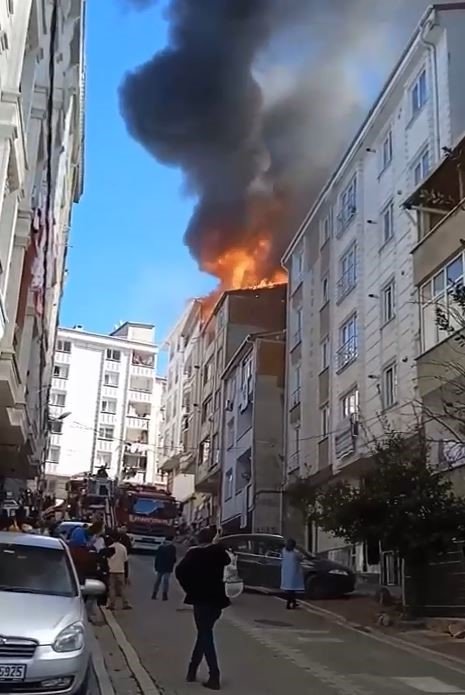 6 binanın çatısı alev alev yandı