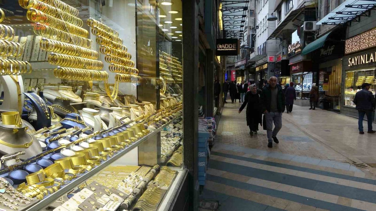 ABD’de batan bankalar altının ons fiyatının yükselmesine neden olunca kuyumcular da hereketlendi