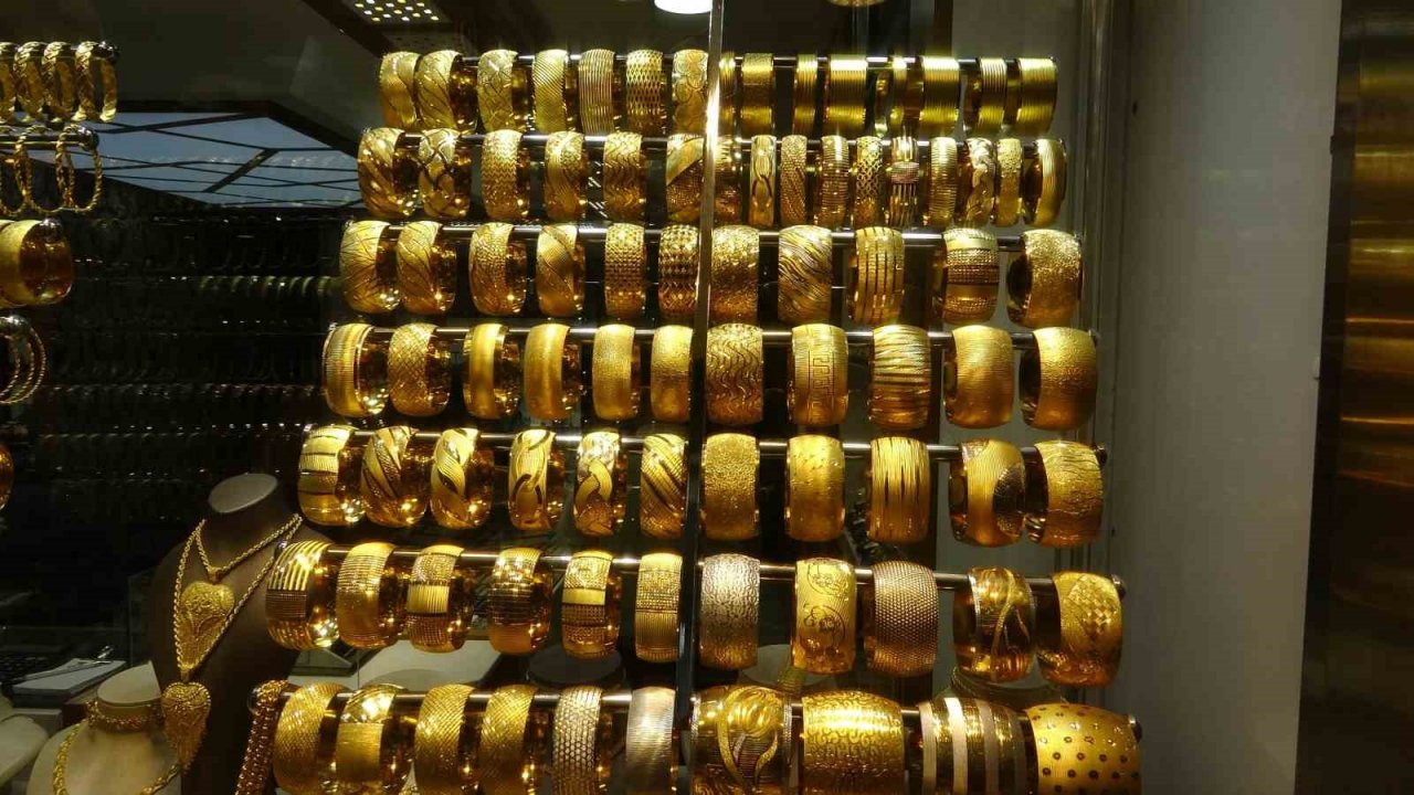 ABD’de batan bankalar altının ons fiyatının yükselmesine neden olunca kuyumcular da hereketlendi
