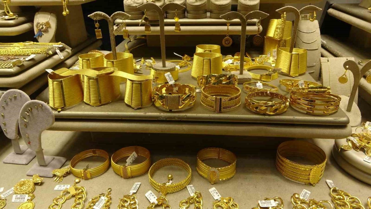 ABD’de batan bankalar altının ons fiyatının yükselmesine neden olunca kuyumcular da hereketlendi
