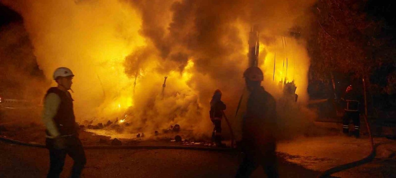 Otoyolda korkutan yangın: İplik yüklü tırın dorsesi küle döndü