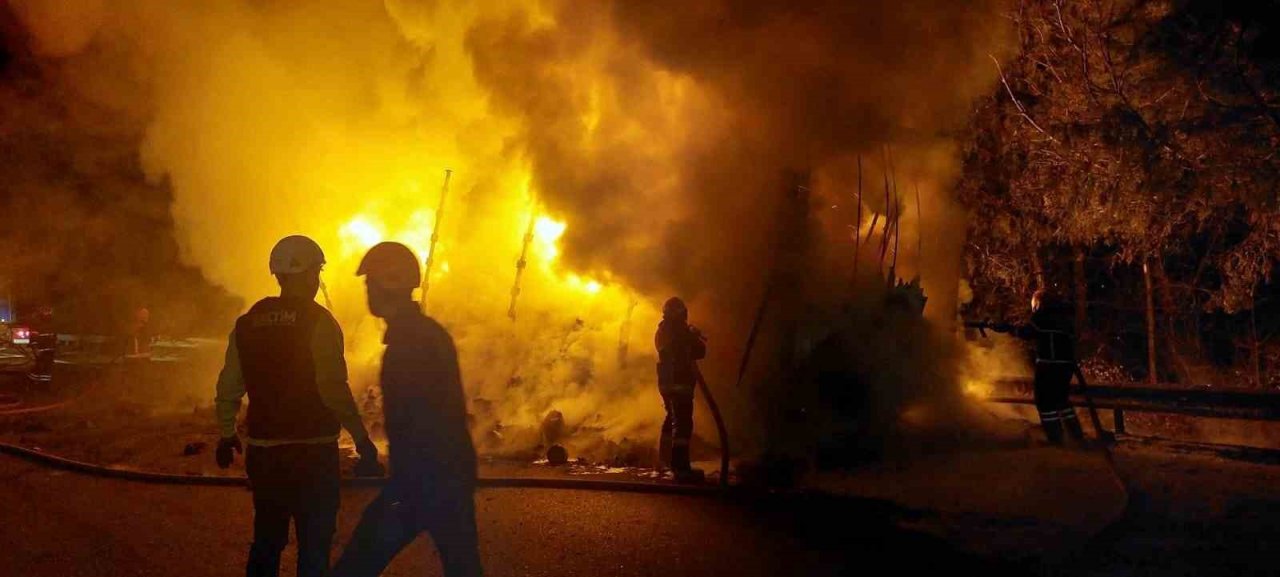 Otoyolda korkutan yangın: İplik yüklü tırın dorsesi küle döndü