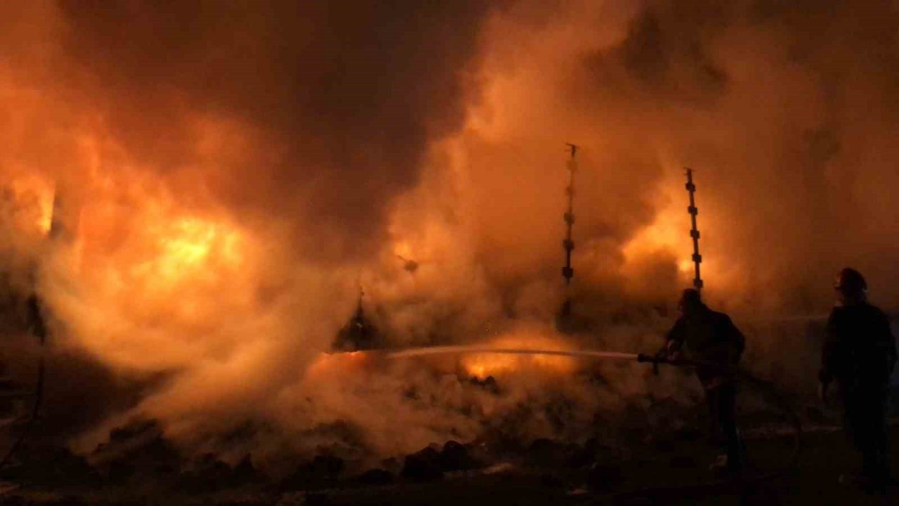 Otoyolda korkutan yangın: İplik yüklü tırın dorsesi küle döndü