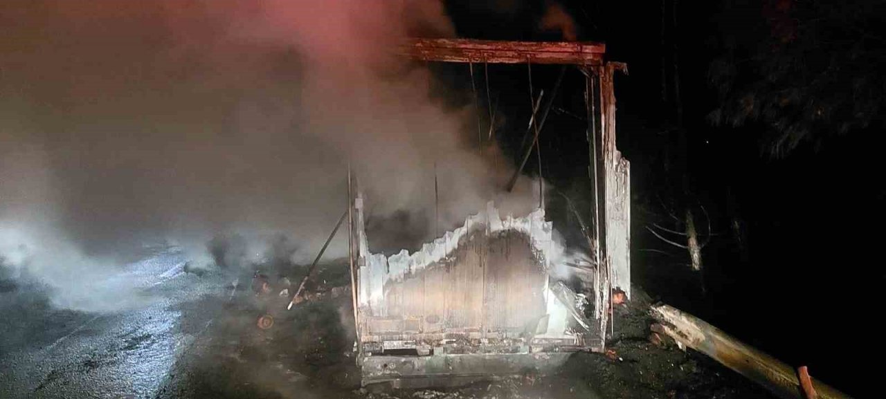 Otoyolda korkutan yangın: İplik yüklü tırın dorsesi küle döndü