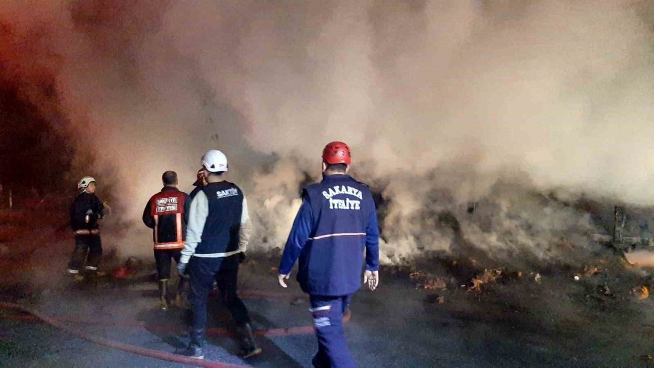 Otoyolda korkutan yangın: İplik yüklü tırın dorsesi küle döndü