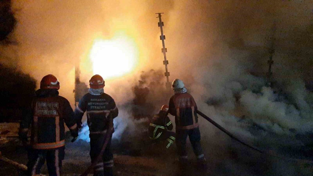 Otoyolda korkutan yangın: İplik yüklü tırın dorsesi küle döndü