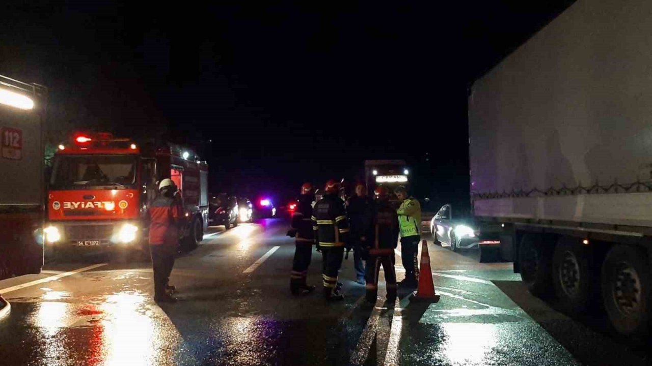 Otoyolda korkutan yangın: İplik yüklü tırın dorsesi küle döndü