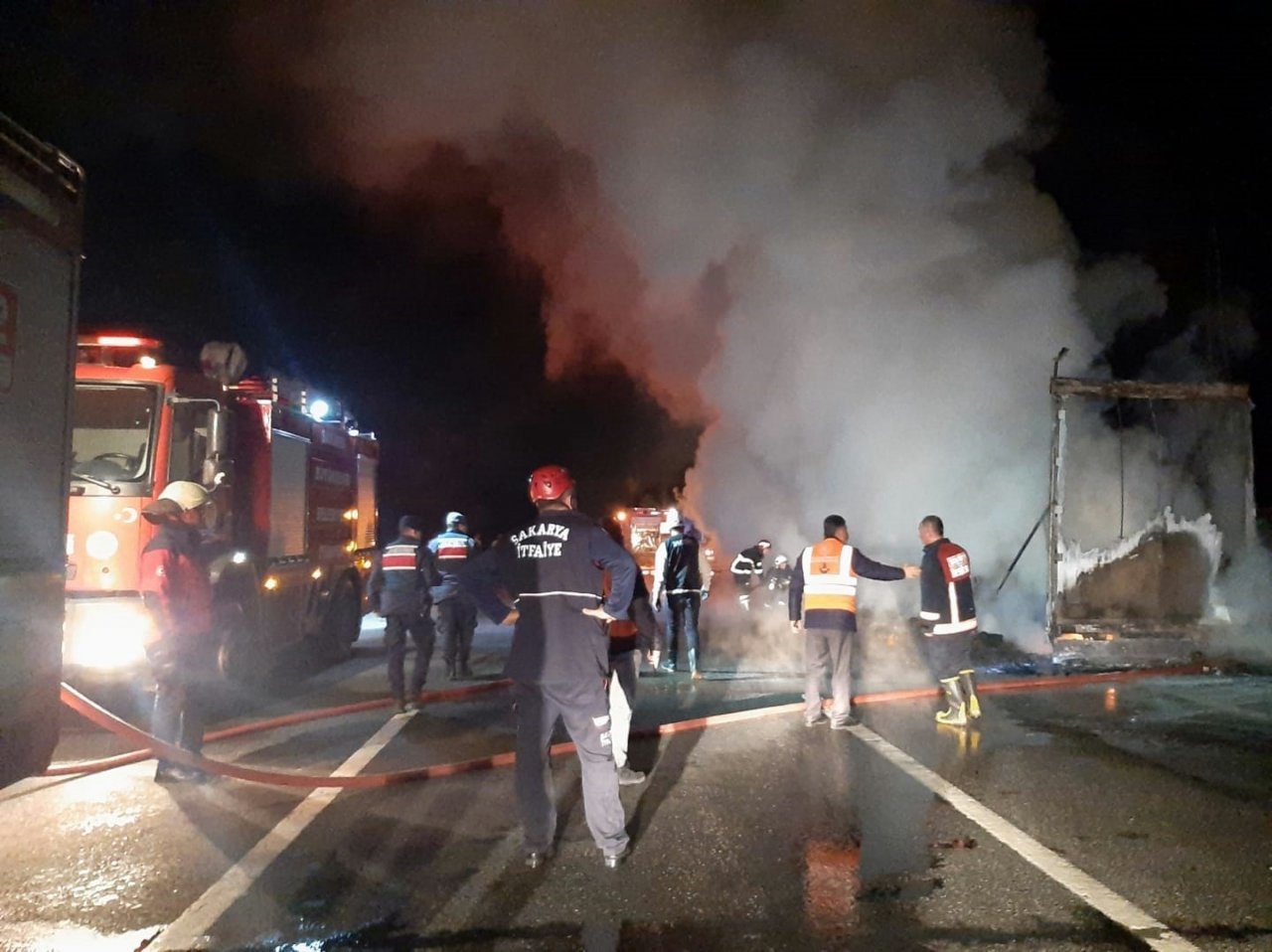 Otoyolda korkutan yangın: İplik yüklü tırın dorsesi küle döndü