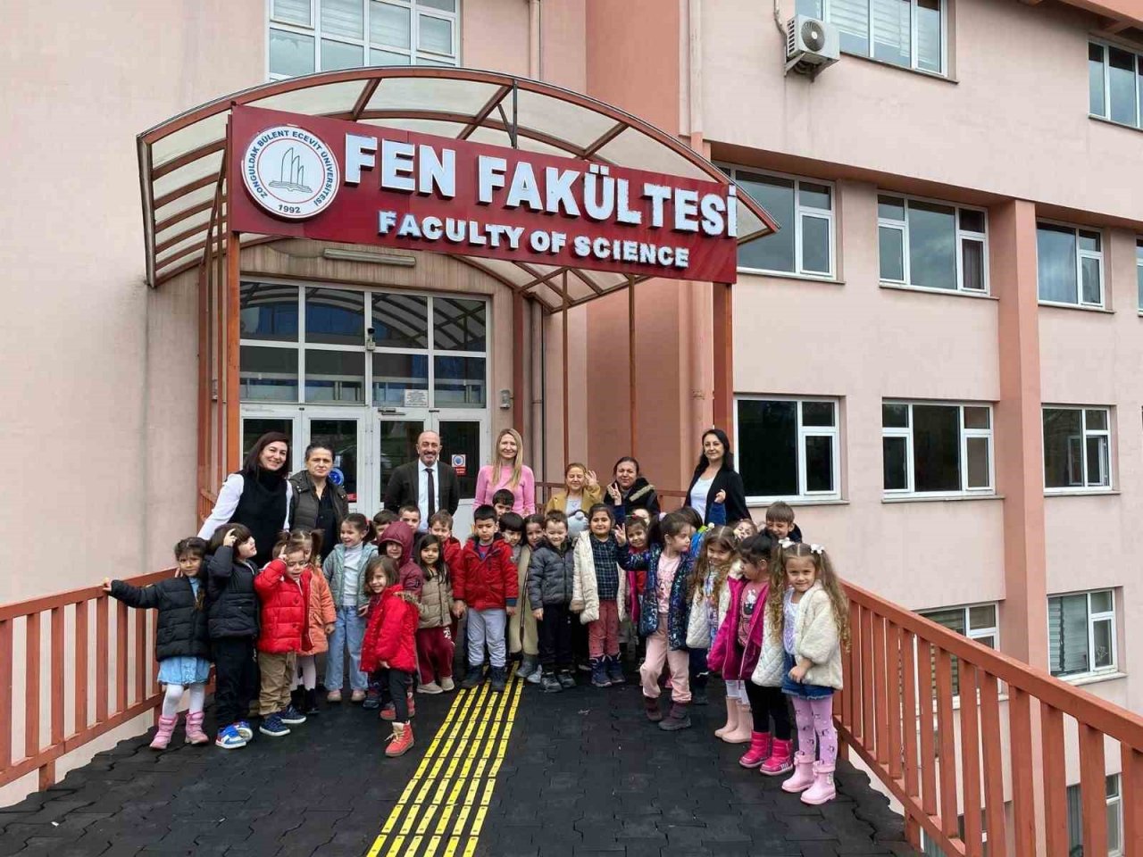 Minikler ZBEÜ Fen Fakültesi’ni gezdi