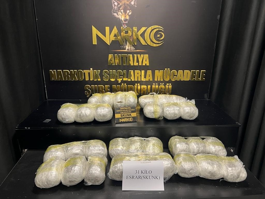 Antalya’da 71 kilo esrar ve skunk maddesi ele geçirildi