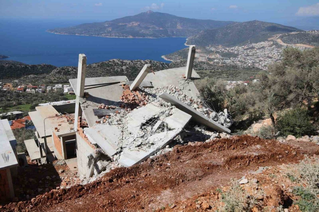 Turizm cenneti Kaş’ta kaçak yapılar yıkılıyor