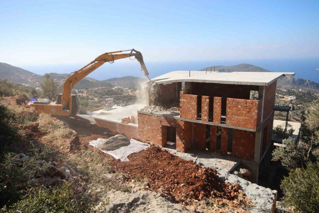Turizm cenneti Kaş’ta kaçak yapılar yıkılıyor