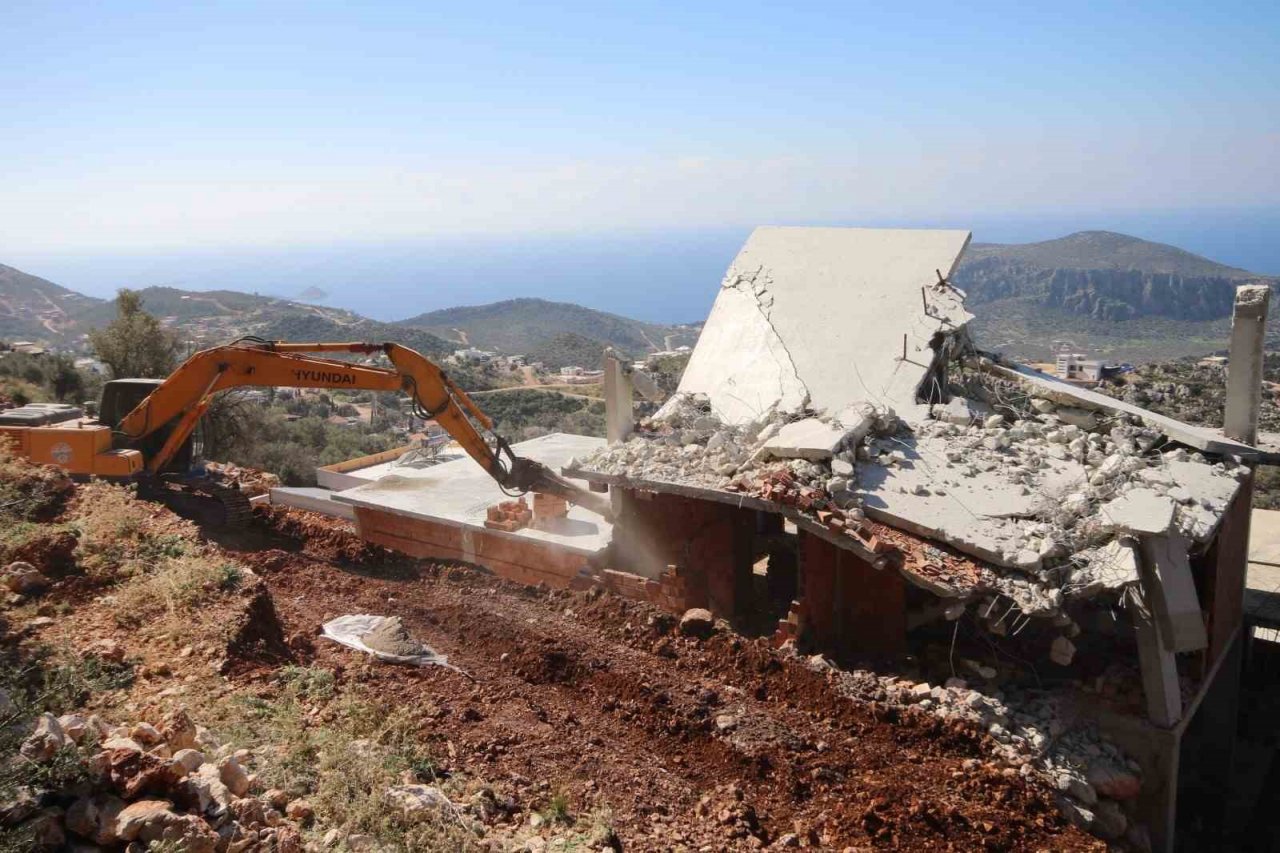 Turizm cenneti Kaş’ta kaçak yapılar yıkılıyor