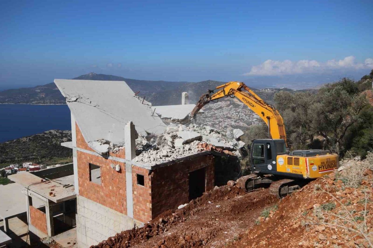 Turizm cenneti Kaş’ta kaçak yapılar yıkılıyor
