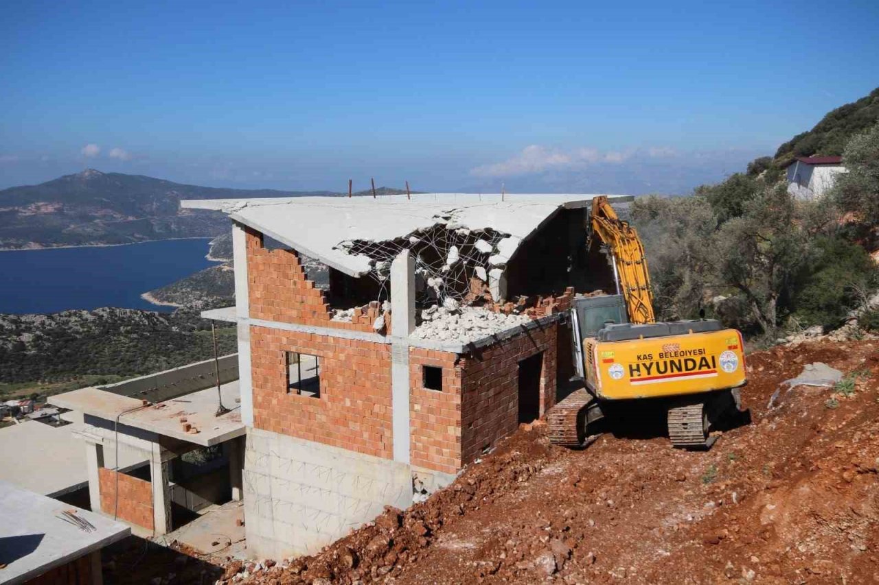 Turizm cenneti Kaş’ta kaçak yapılar yıkılıyor
