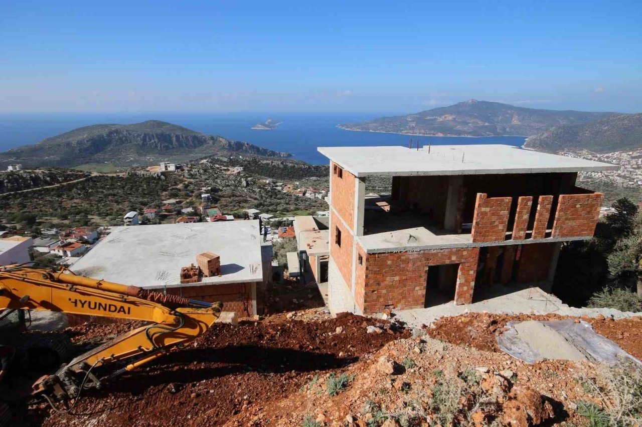 Turizm cenneti Kaş’ta kaçak yapılar yıkılıyor