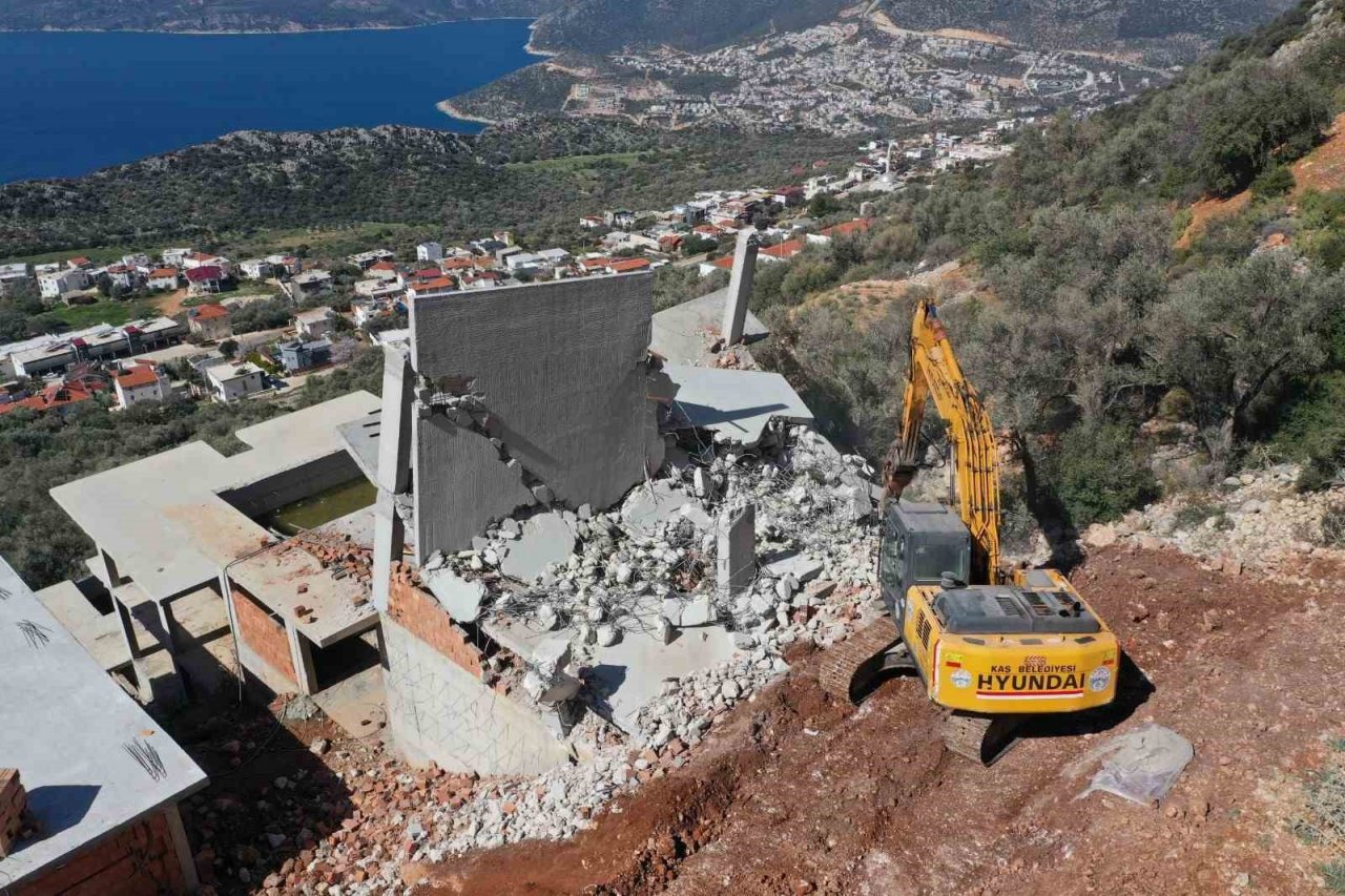 Turizm cenneti Kaş’ta kaçak yapılar yıkılıyor