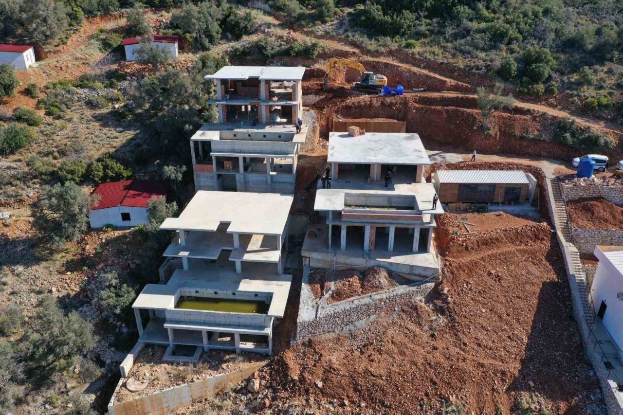 Turizm cenneti Kaş’ta kaçak yapılar yıkılıyor