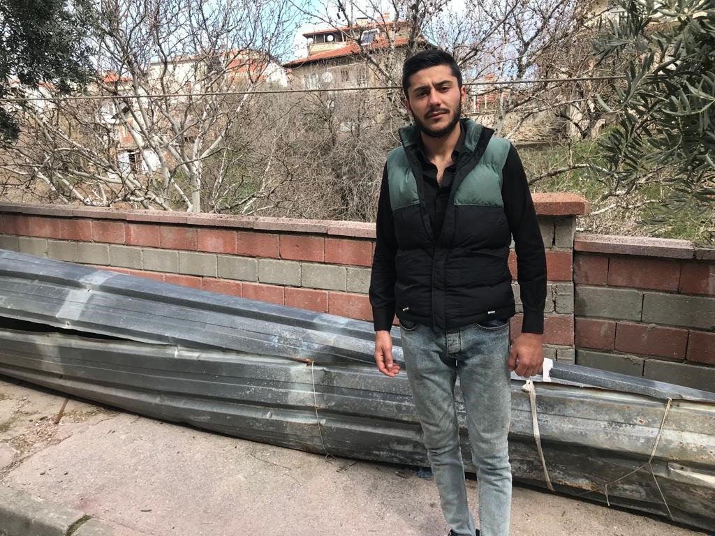 Fırtınanın zarar verdiği güneş enerjisini söküp aşağıya attı