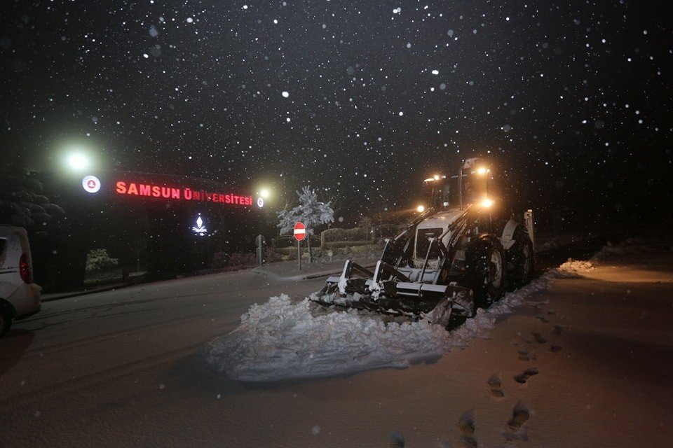 Canik Belediyesi ekiplerinden kar yağışına anında müdahale