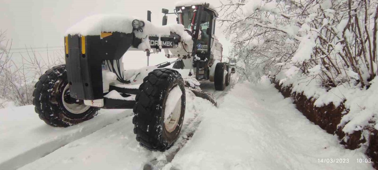 Canik Belediyesi ekiplerinden kar yağışına anında müdahale
