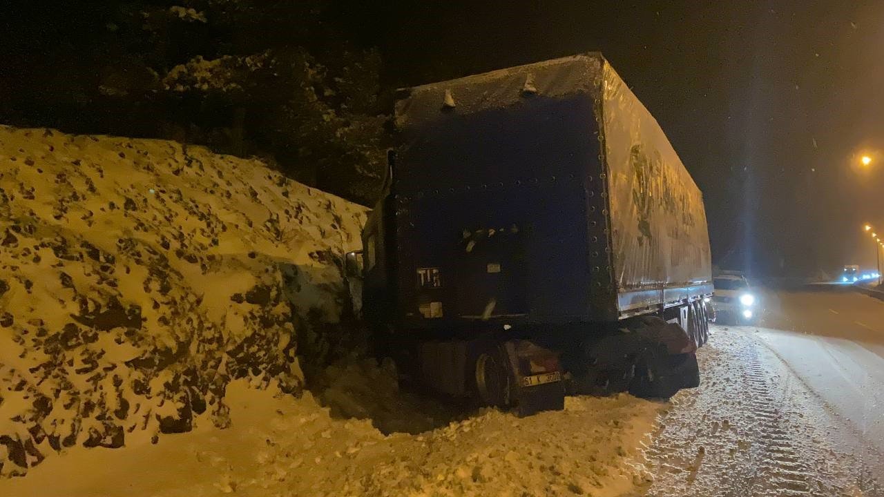 Kar kaza getirdi, tır toprak zemine çarparak durabildi: 1 yaralı
