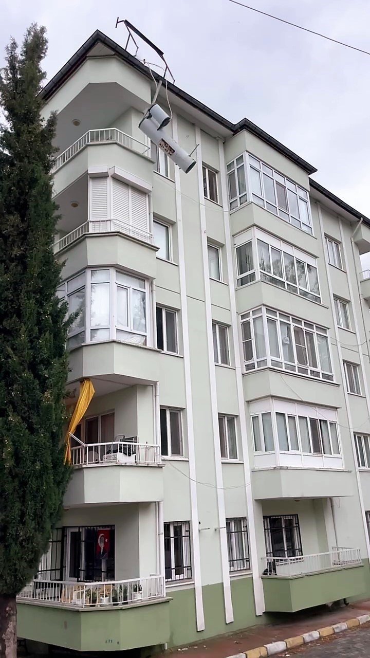 Fırtınanın zarar verdiği güneş enerjisini söküp aşağıya attı