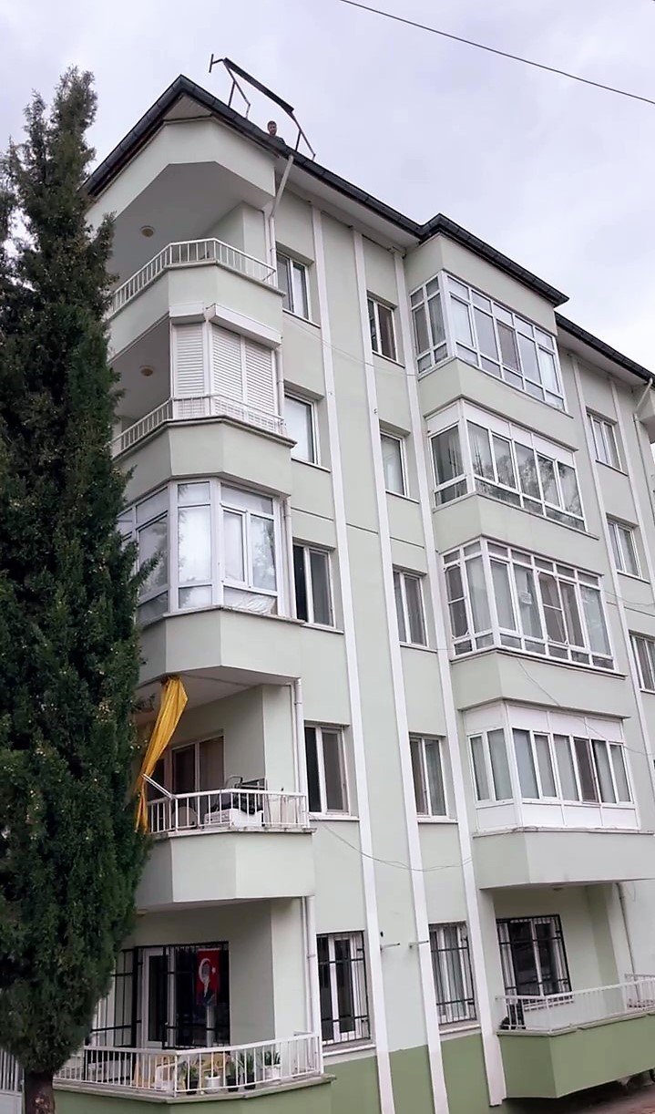 Fırtınanın zarar verdiği güneş enerjisini söküp aşağıya attı