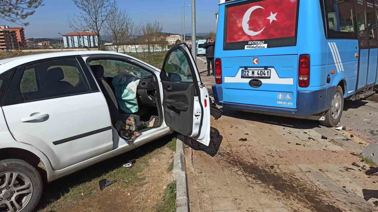 Otomobil minibüse çarptı: 1’i ağır 5 yaralı