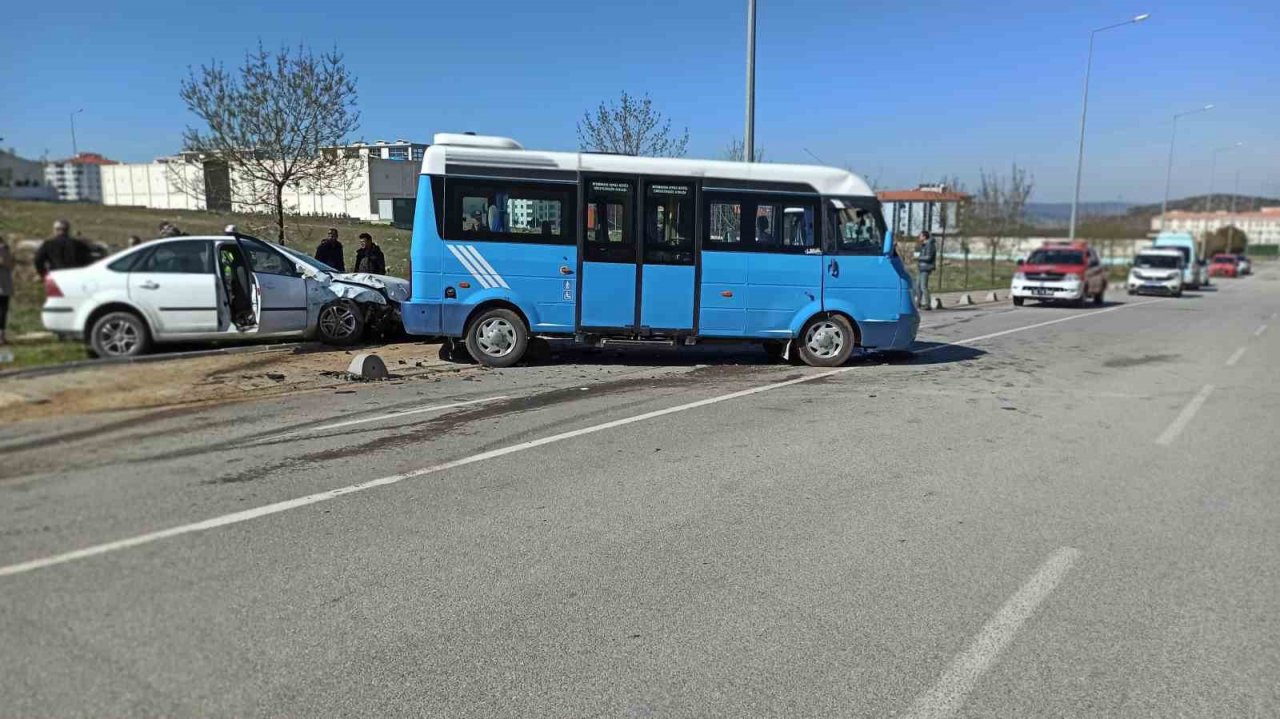 Otomobil minibüse çarptı: 1’i ağır 5 yaralı
