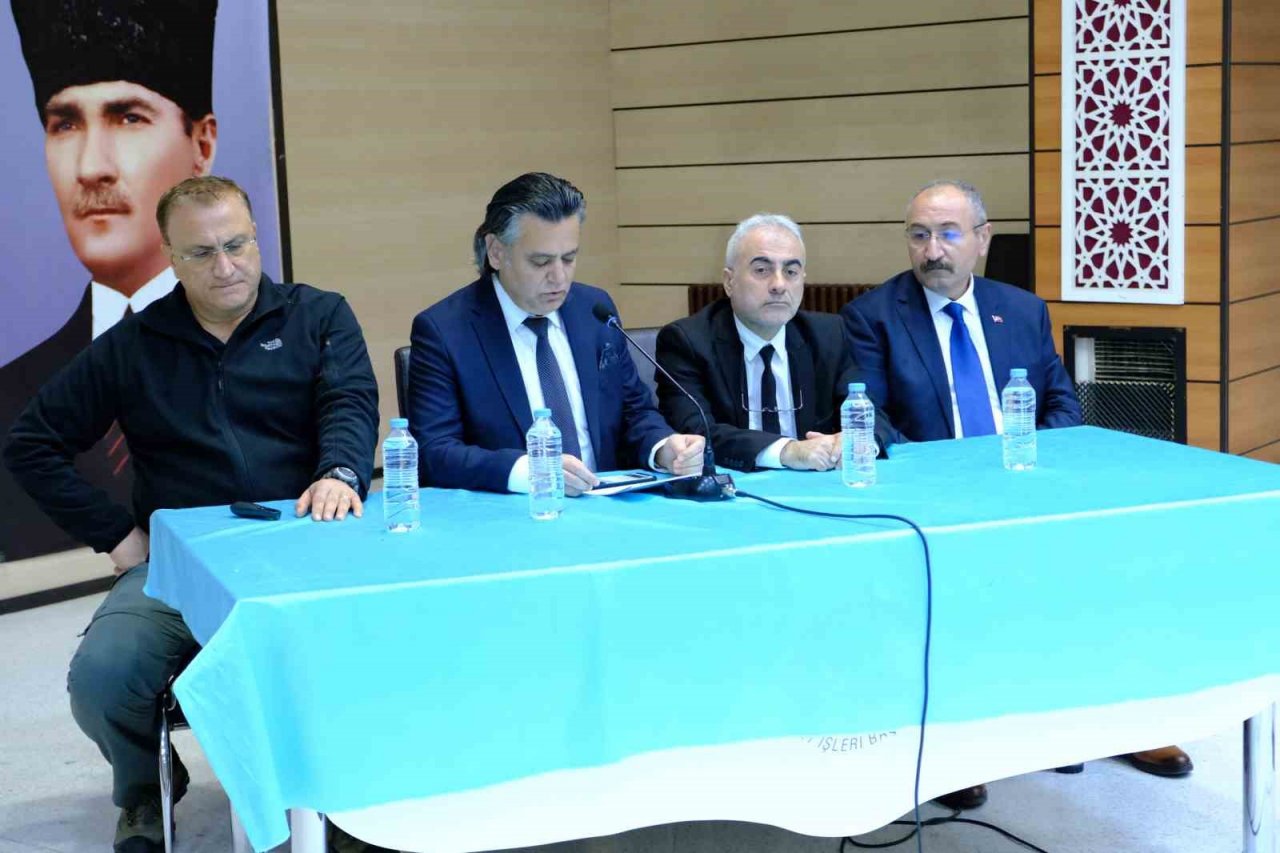 Erzincan’da “Deprem ve Yaşamak” paneli düzenlendi