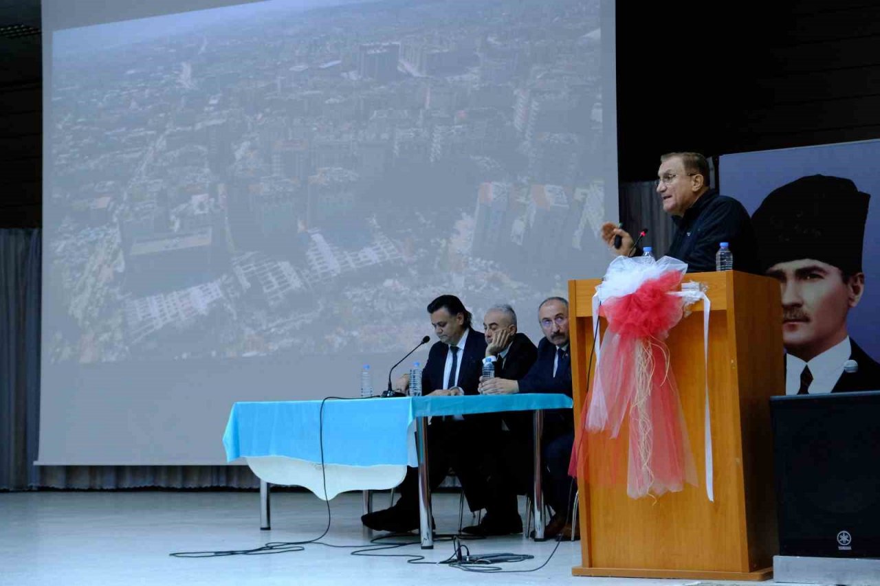 Erzincan’da “Deprem ve Yaşamak” paneli düzenlendi