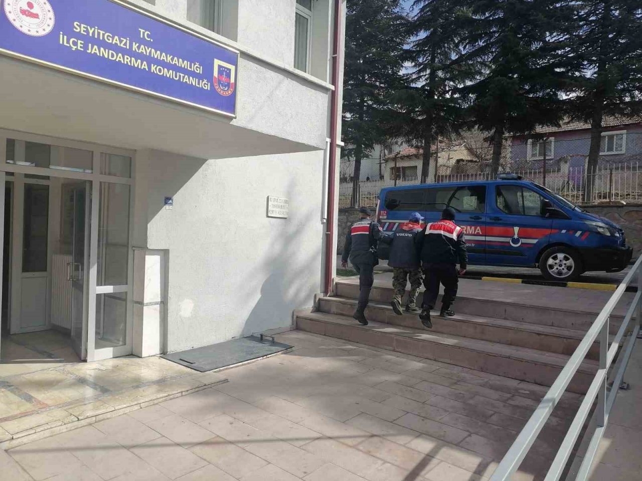 Farklı suçlardan aranan 4 şahıs jandarma ekiplerince yakalandı