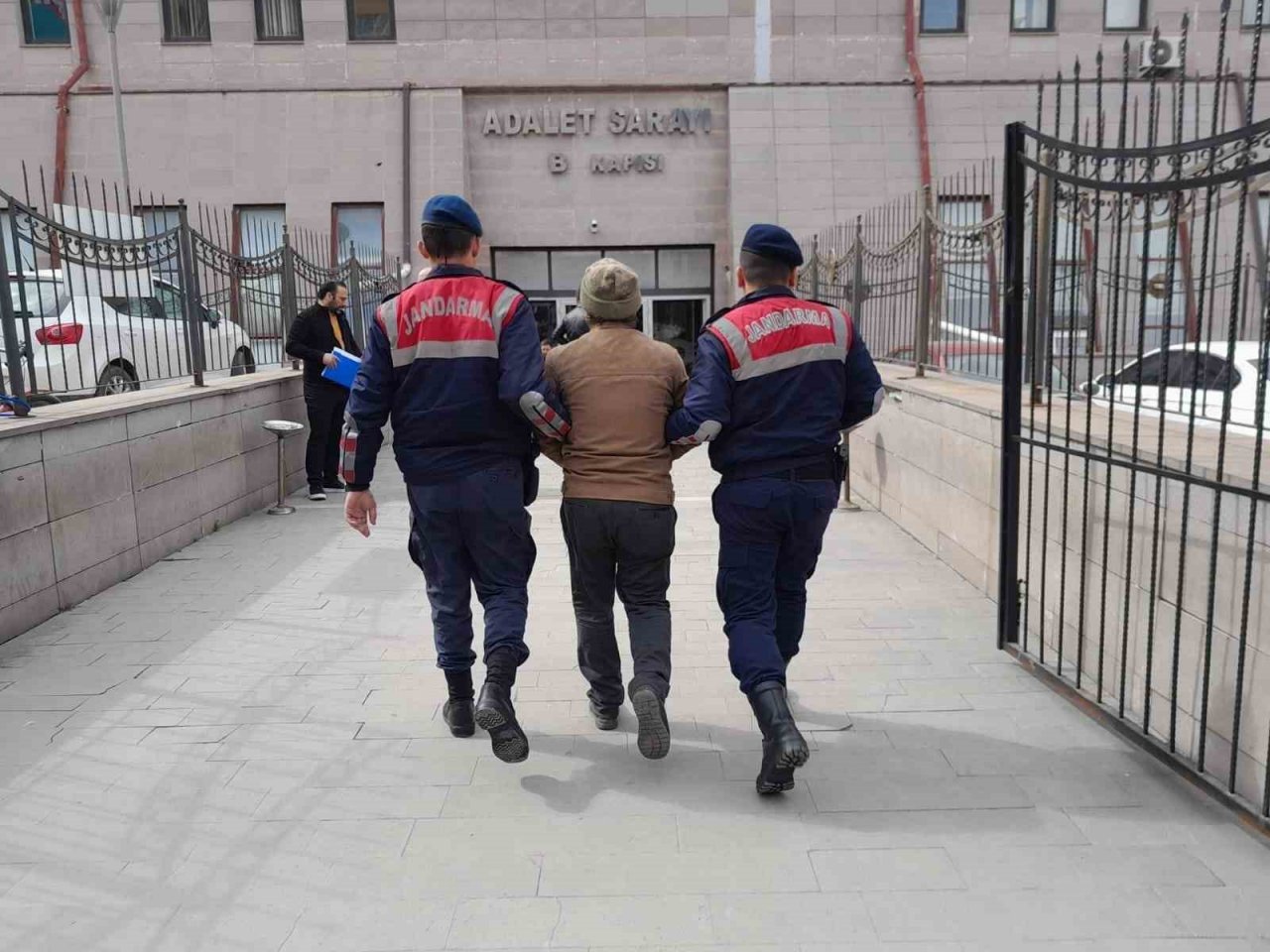 Farklı suçlardan aranan 4 şahıs jandarma ekiplerince yakalandı