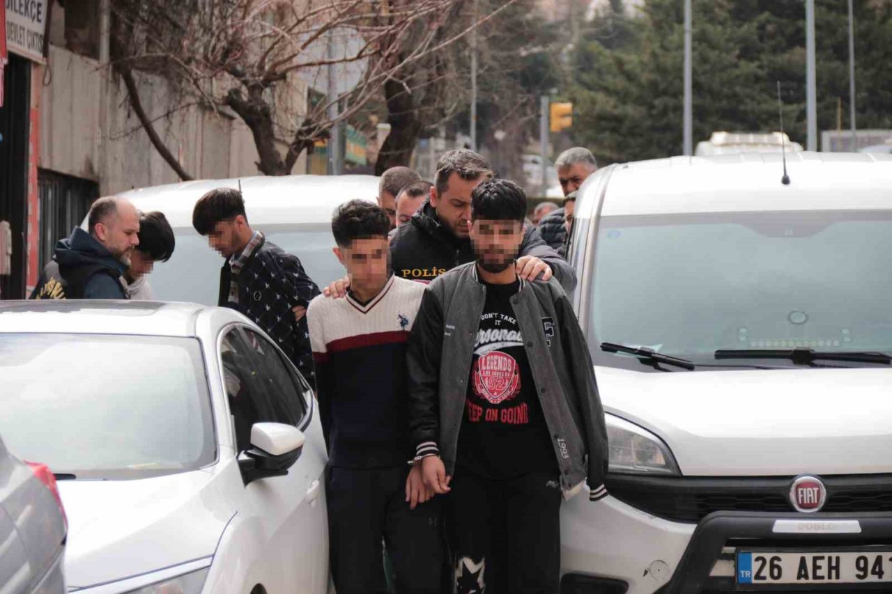 İranlı şahsın bıçaklanarak öldürülmesiyle ilgili Afganistan uyruklu 6 şüpheli adliyeye sevk edildi