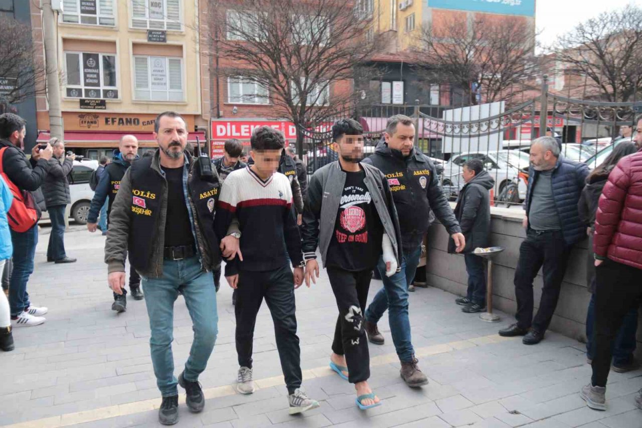 İranlı şahsın bıçaklanarak öldürülmesiyle ilgili Afganistan uyruklu 6 şüpheli adliyeye sevk edildi