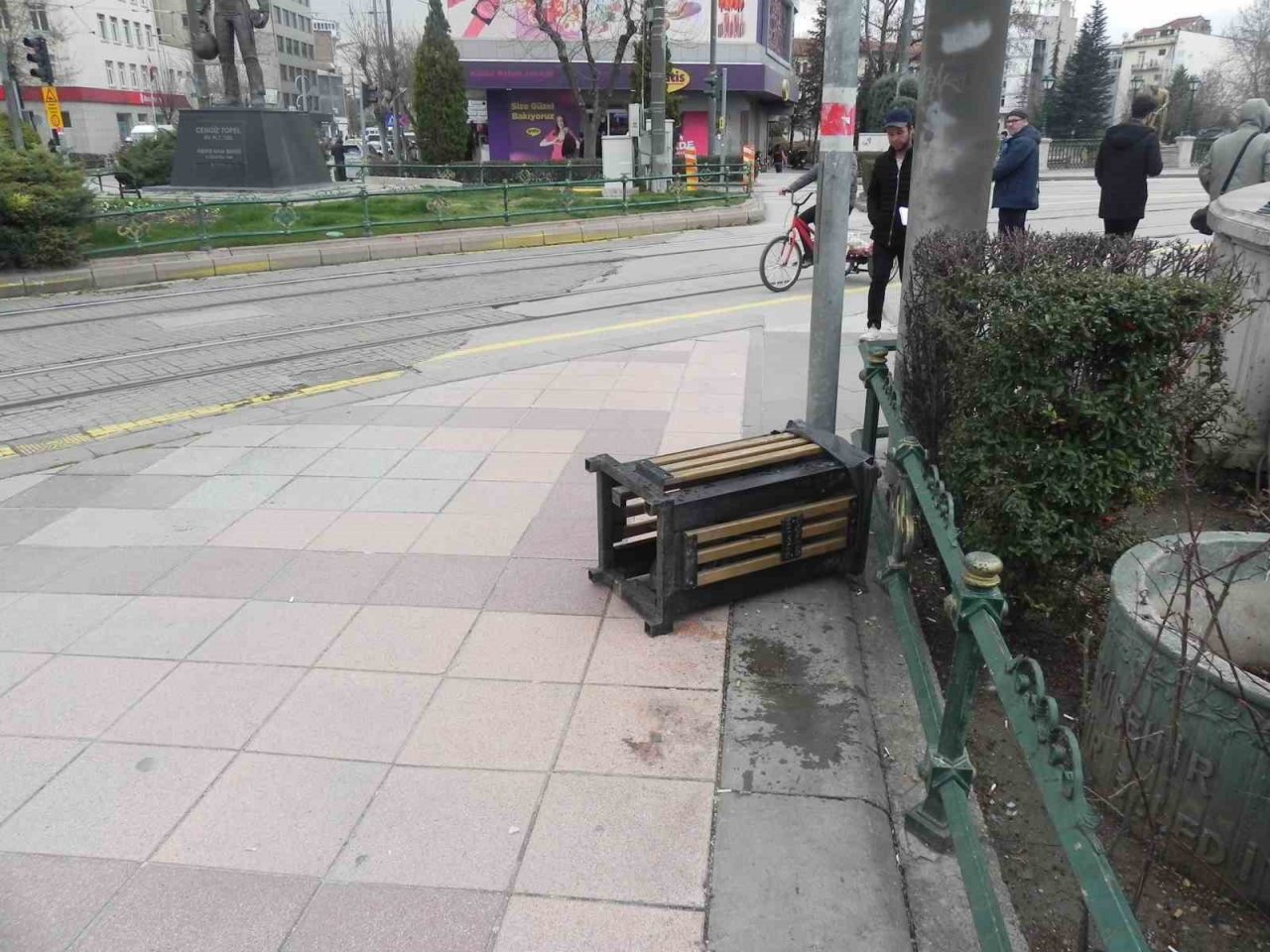 Hıncını çöp kutusunu devirerek çıkardı